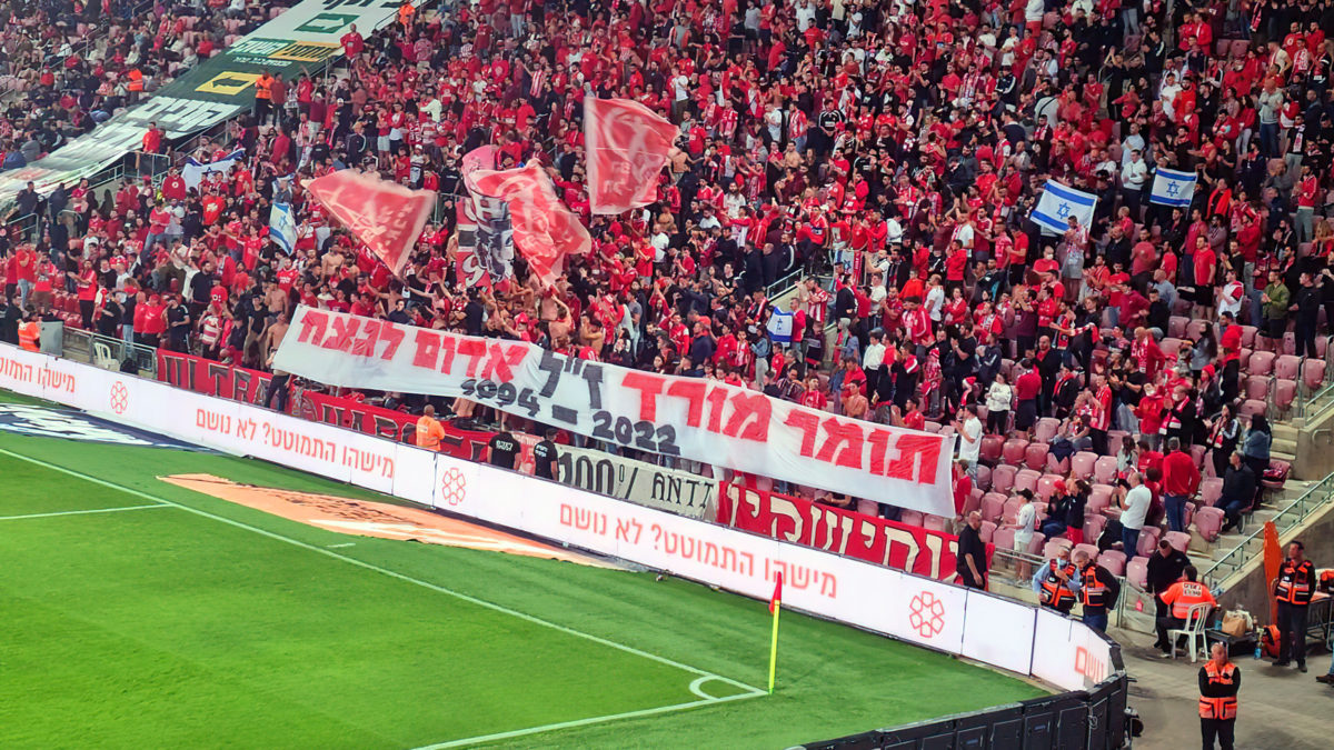 En partido de fútbol israelí despliegan pancartas en conmemoración de las víctimas del terrorismo