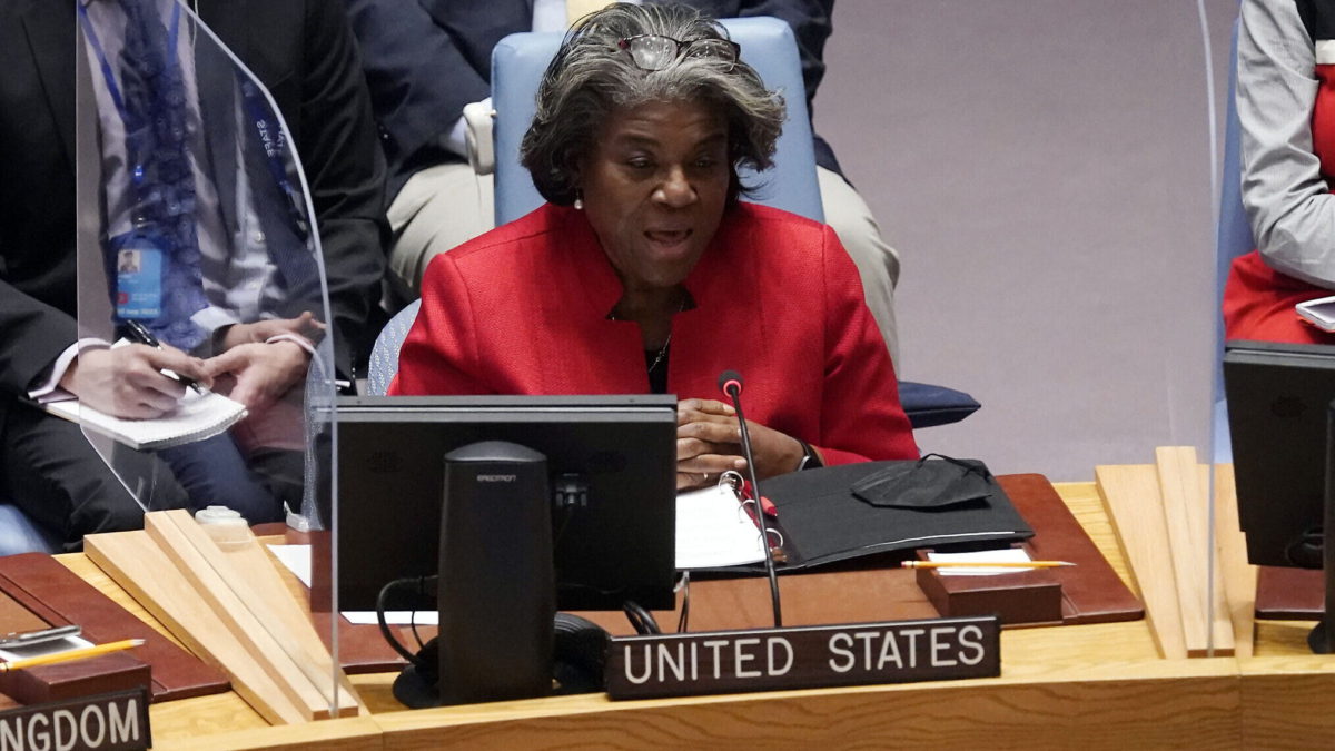 La embajadora de Estados Unidos ante la ONU, Linda Thomas-Greenfield, se dirige al Consejo de Seguridad de la ONU, el 4 de marzo de 2022. (AP Photo/Richard Drew)