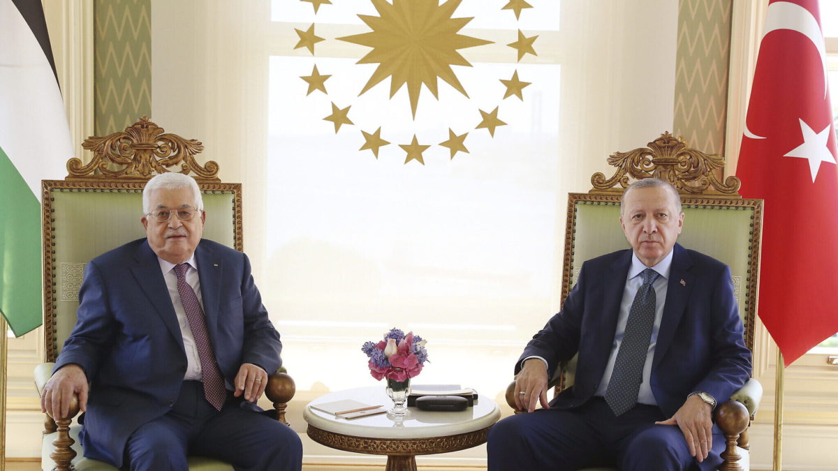 El presidente de Turquía, Recep Tayyip Erdogan (derecha), posa con Mahmoud Abbas (izquierda), presidente de la Autoridad Palestina, en Estambul, el 10 de julio de 2021. (Presidential Press Service Pool vía AP)
