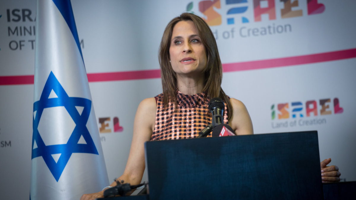 La entonces ministra de Turismo, Orit Farkash-Hacohen, da una rueda de prensa sobre el fomento del turismo desde el extranjero, en Tel Aviv, el 27 de abril de 2021. (Miriam Alster/FLASH90)