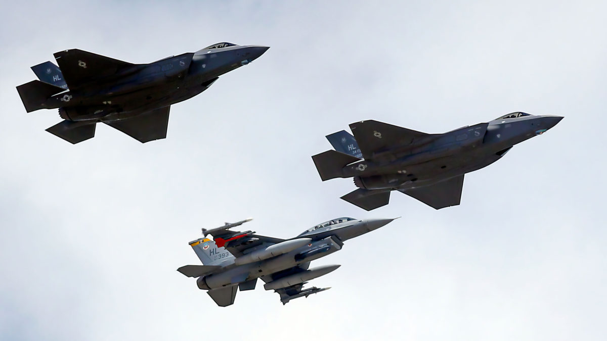 Una foto ilustrativa de un F-16 de la Fuerza Aérea de Estados Unidos, abajo, escolta a dos jets F-35, arriba, tras la llegada de estos últimos a la Base de la Fuerza Aérea de Hill en Utah, en septiembre de 2015. (AP Photo/Rick Bowmer, Archivo)