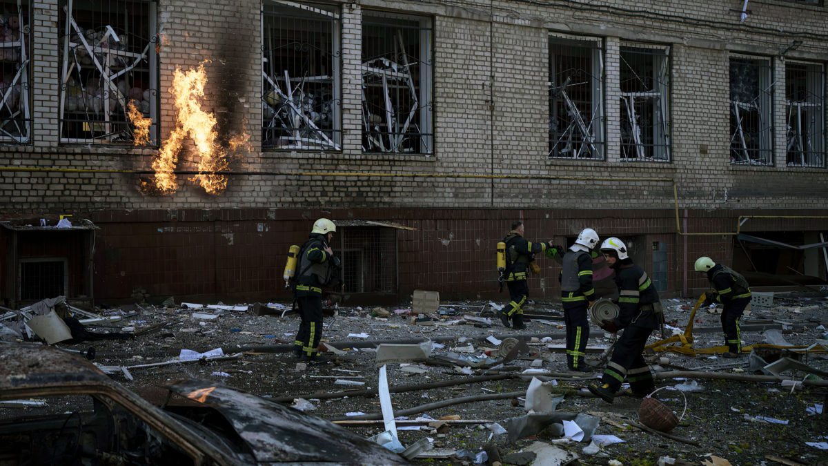 Rusia renueva los ataques a la capital de Ucrania y golpea otras ciudades