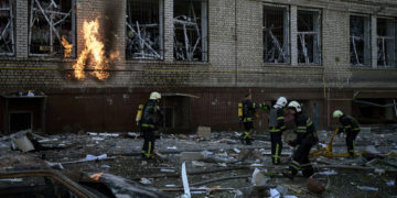 Rusia renueva los ataques a la capital de Ucrania y golpea otras ciudades