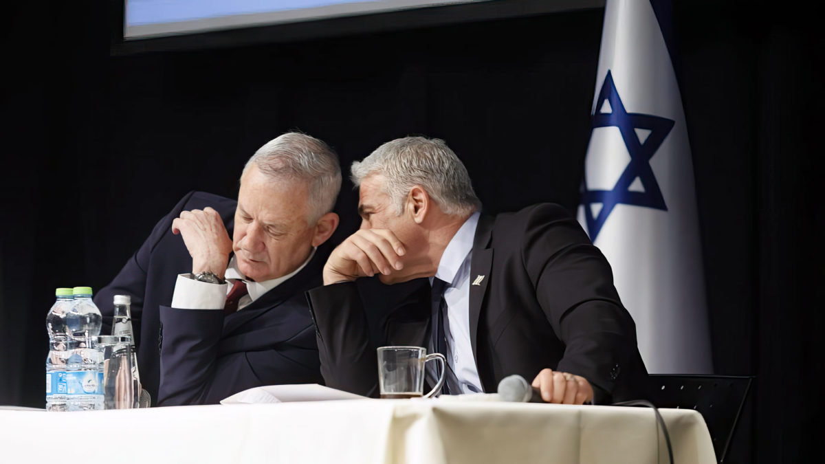 El ministro de Defensa, Benny Gantz, a la izquierda, y el ministro de Asuntos Exteriores, Yair Lapid, en un acto para embajadores extranjeros destinados en Israel, el 6 de marzo de 2022 (Sivan Shahor Anava/GPO)