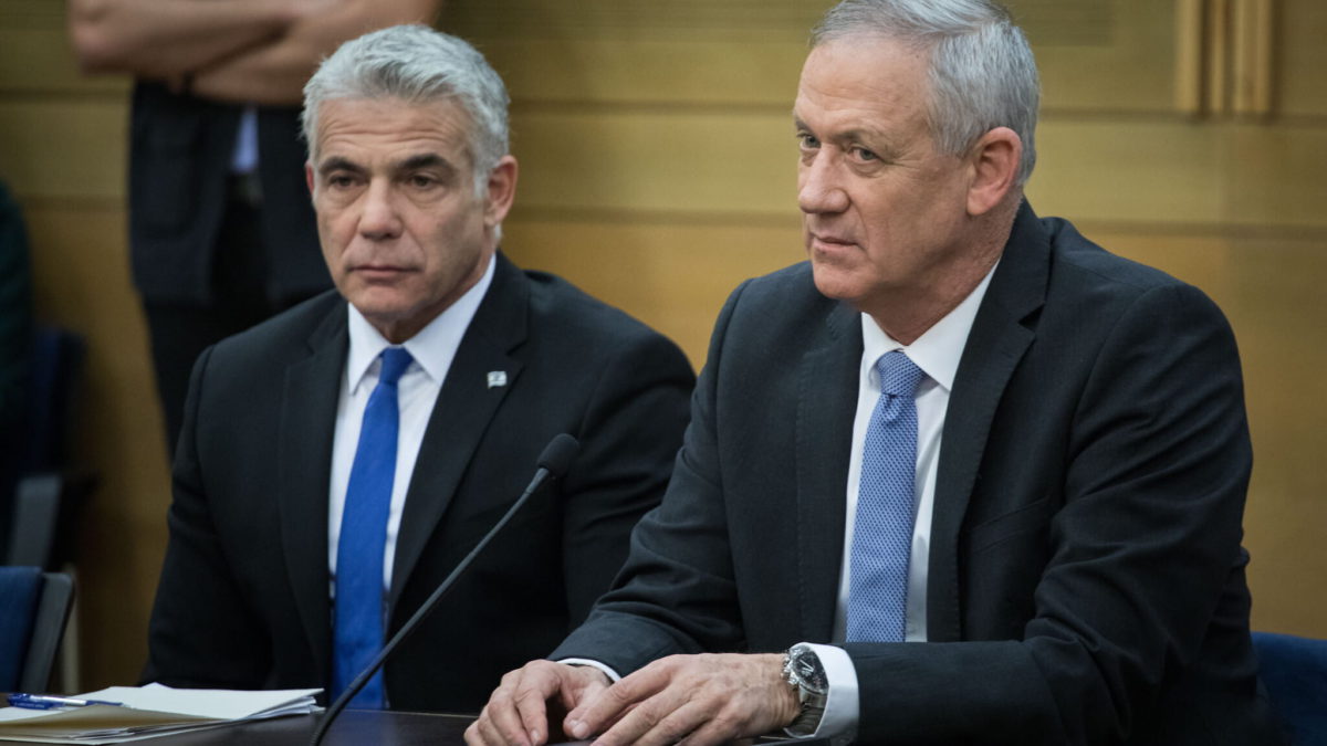 Benny Gantz (derecha) y Yair Lapid en la Knesset el 18 de noviembre de 2019. (Hadas Parush/Flash90)