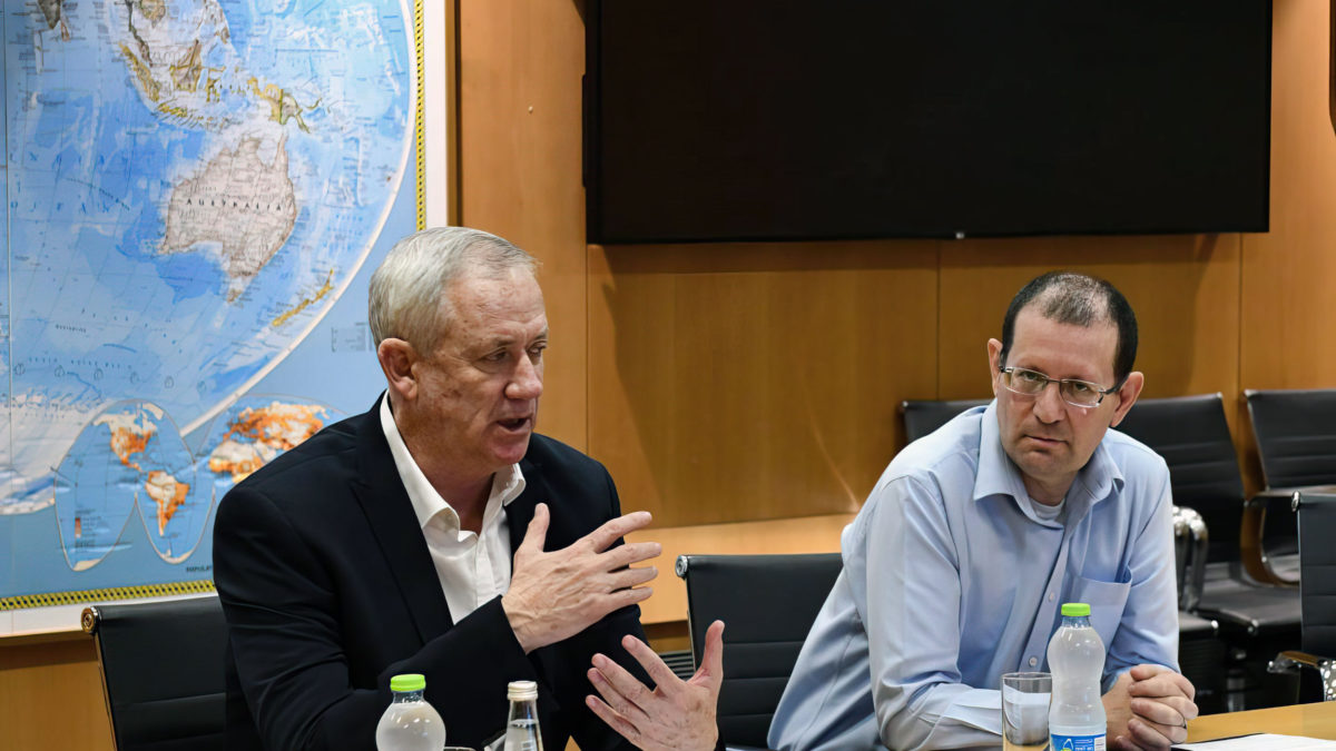 El ministro de Defensa Benny Gantz y el jefe de SIBAT, Yair Kulas, durante una reunión el 12 de abril de 2022. (Ariel Hermoni/Ministerio de Defensa)