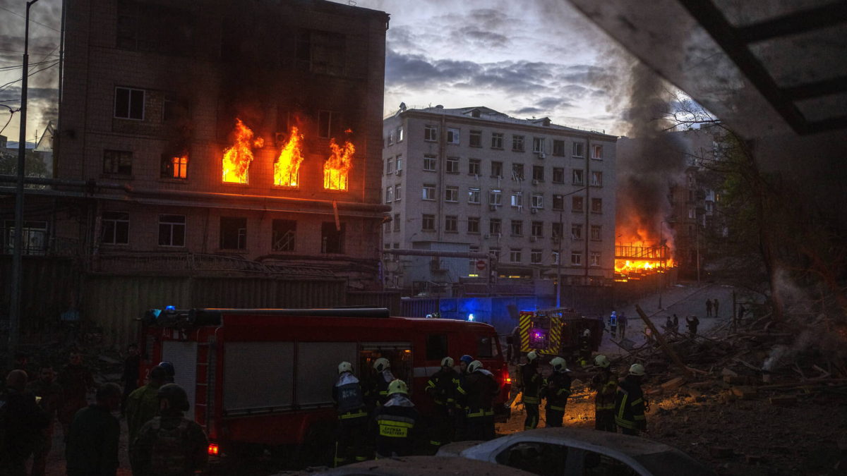 Los servicios de emergencia trabajan en el lugar donde se produjeron los incendios por una explosión en Kiev, Ucrania, el jueves 28 de abril de 2022. (AP/Emilio Morenatti)