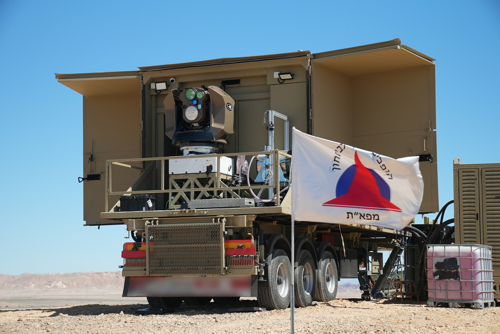 El sistema de defensa aérea basado en láser “Iron Beam” se ve durante una prueba en el sur de Israel, en marzo de 2022. (Ministerio de Defensa)