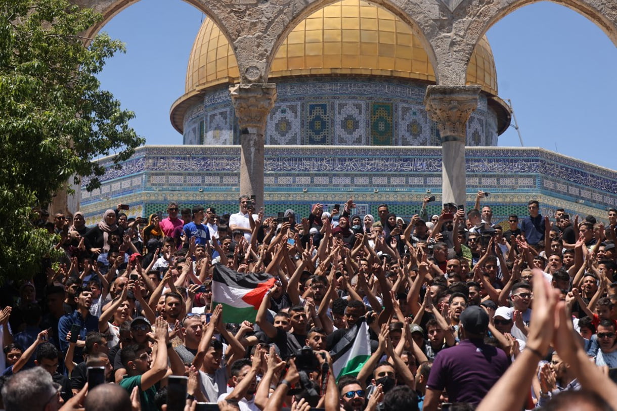Los palestinos cantan consignas después de las oraciones del viernes en el Monte del Templo en Jerusalén, el 18 de junio de 2021. (Ahmad Gharabli / AFP)