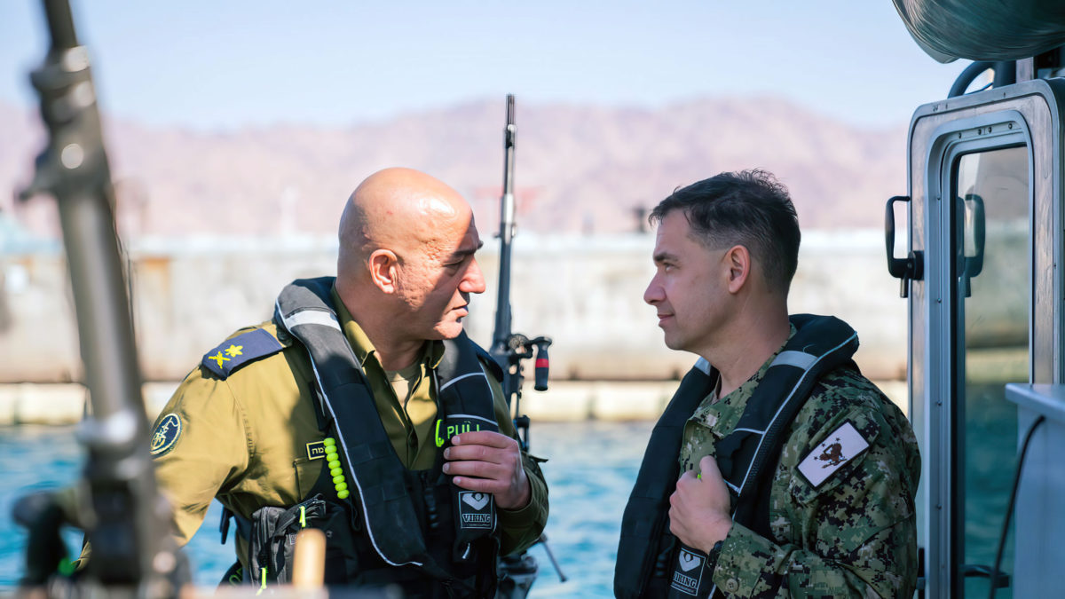 El jefe de la Armada israelí, el general de división David Sa'ar Salama, habla con el comandante de la Quinta Flota estadounidense, el vicealmirante Brad Cooper, durante un ejercicio conjunto en el Mar Rojo, en una imagen publicada por el ejército, el 5 de abril de 2022. (Fuerzas de Defensa de Israel)
