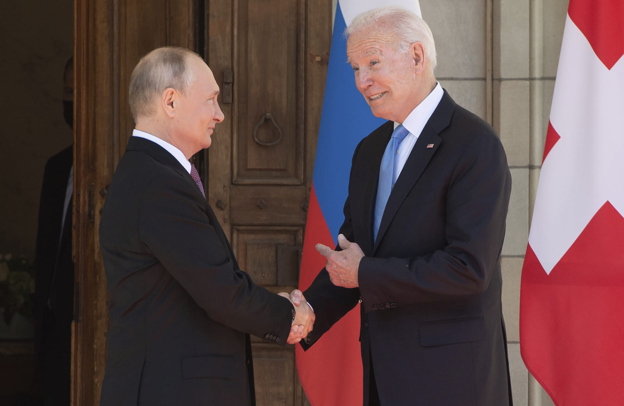 El presidente Joe Biden y el presidente ruso, Vladimir Putin, llegan para reunirse en la 'Villa la Grange' el 16 de junio de 2021, en Ginebra, Suiza. (Saul Loeb/Pool vía AP)