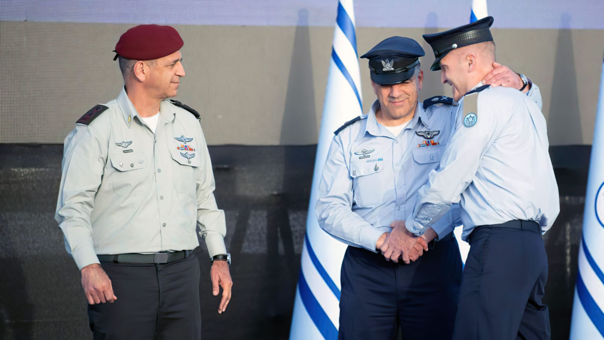 El jefe entrante de la Fuerza Aérea, Tomer Bar, el jefe saliente de la Fuerza Aérea, Amikam Norkin, y el Jefe del Estado Mayor de las FDI, Aviv Kohavi, son vistos en una ceremonia de cambio el 4 de abril de 2022.