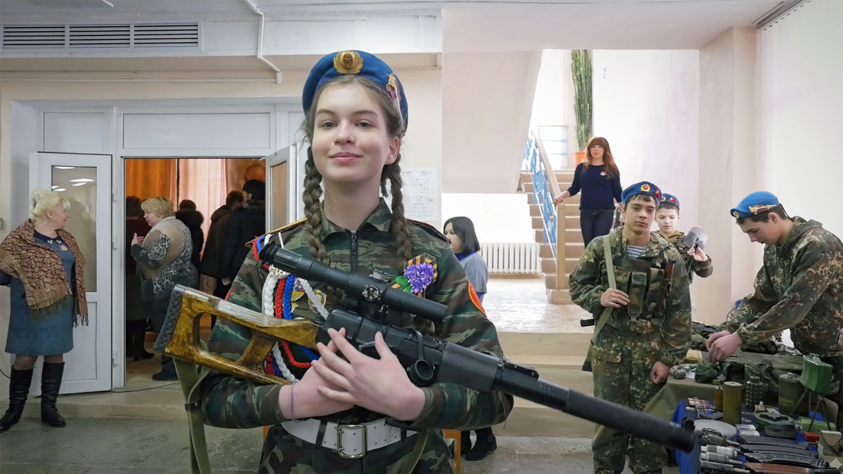 La adolescente Masha con su uniforme del Ejército Juvenil. Está obsesionada con la historia rusa de la Segunda Guerra Mundial y el patriotismo en el documental de Dmitry Bogolyubov, “Town of Glory”. (Cortesía de First Hand Films)