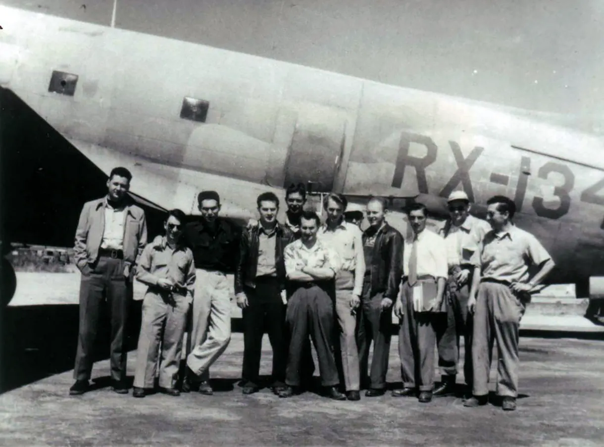 Los hombres de Al Schwimmer delante de un avión C-46 con marcas de Panamá. (Cortesía de Boaz Dvir vía JTA)