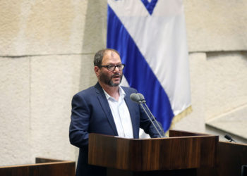 Parlamentario israelí de izquierda dice que los judíos no tienen derecho a rezar en el Muro Occidental