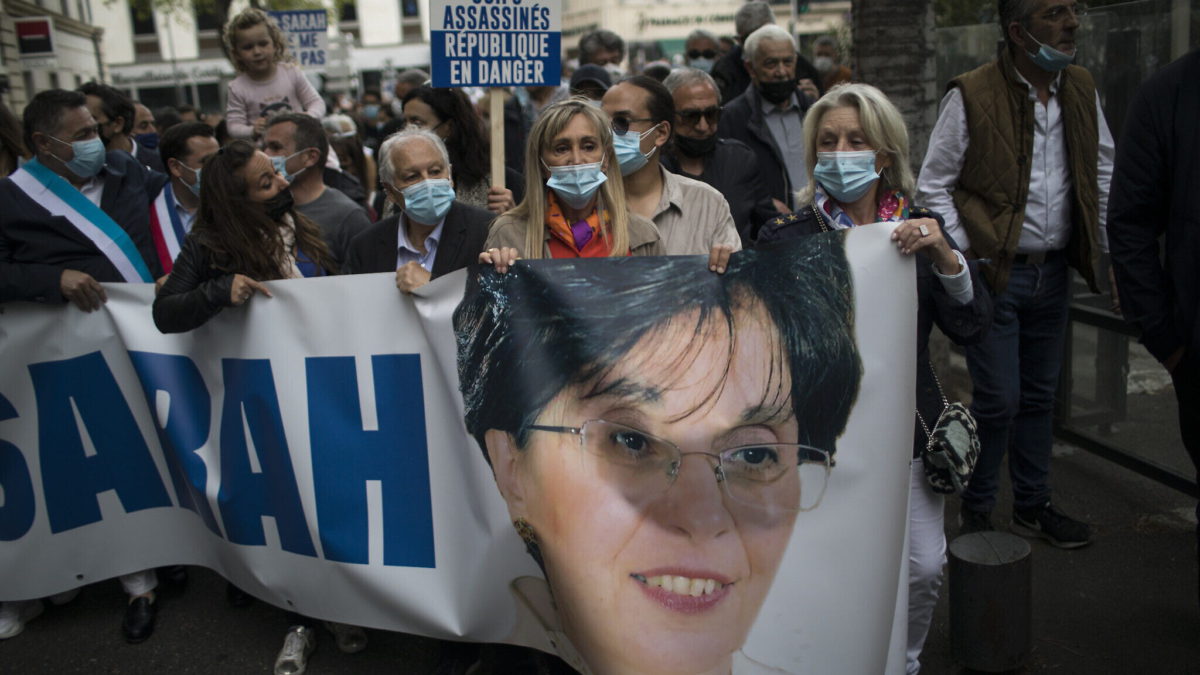 Manifestantes marchan con una pancarta de la mujer judía asesinada Sarah Halimi, durante una manifestación en Marsella, sur de Francia, el 25 de abril de 2021 (AP Photo/Daniel Cole)
