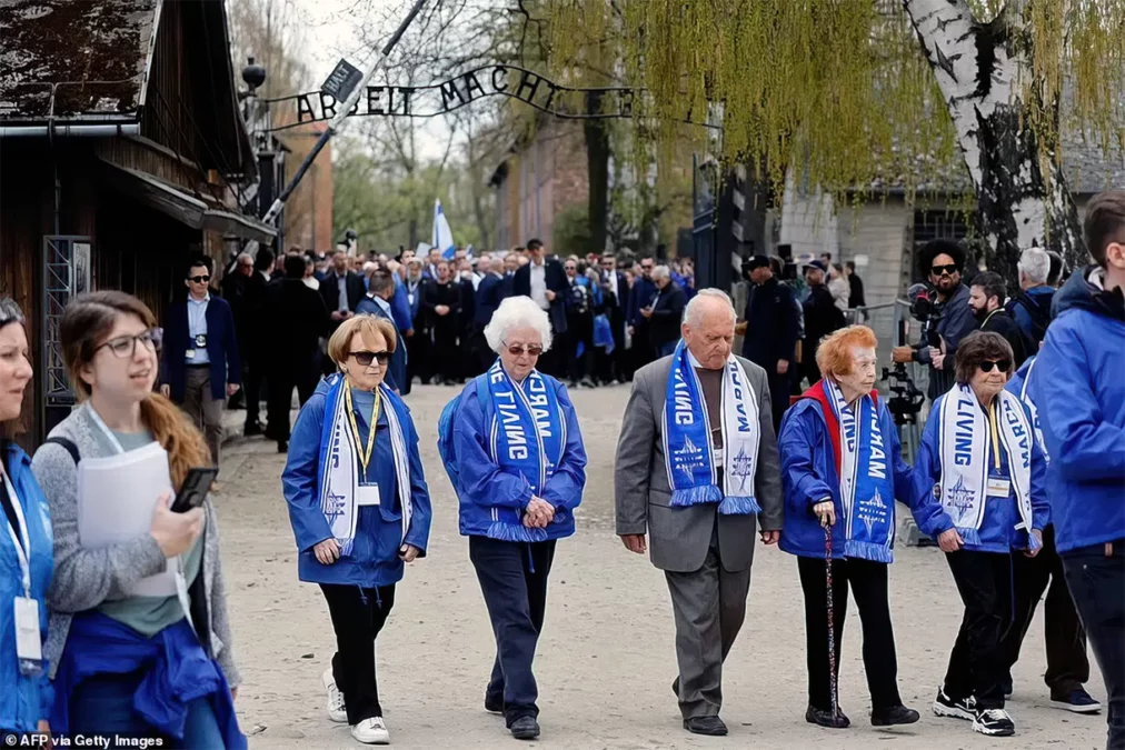 Miles de personas participan en la Marcha de los Vivos de Auschwitz: tras dos años de pausa pandémica