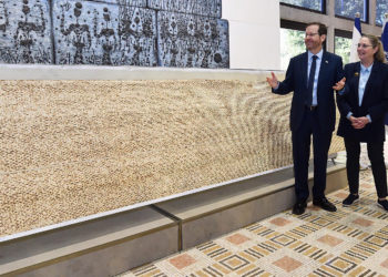 La residencia del Presidente recibe la matzá más grande de Israel