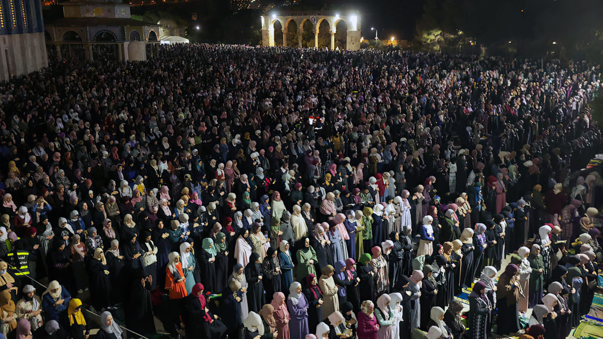 Más de 100.000 musulmanes rezan en el Monte del Templo de Jerusalén