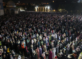 Más de 100.000 musulmanes rezan en el Monte del Templo de Jerusalén