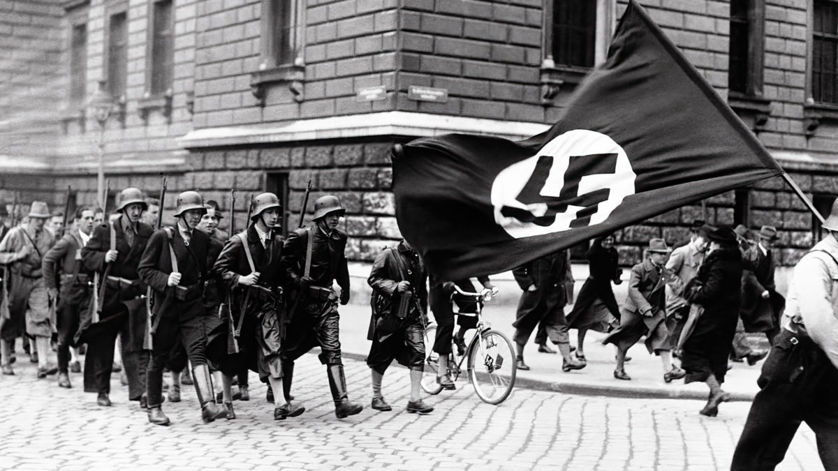 Jóvenes nazis celebran la toma de posesión de Austria por parte de Adolf Hitler
