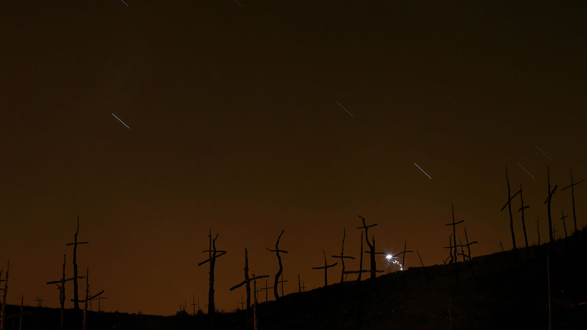 La lluvia de meteoros de las Perseidas, vista en Marganell, España, el 12 de agosto de 2016. (AP Photo/Manu Fernandez)