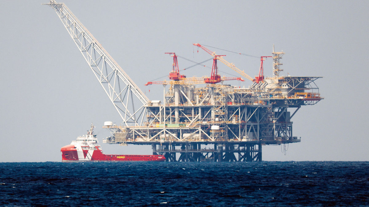 La plataforma de producción del yacimiento de gas natural de Leviatán, en el mar Mediterráneo, frente a la costa de Haifa: la realización del potencial comercial del yacimiento está en manos de las empresas. (crédito: AMIR COHEN/REUTERS)