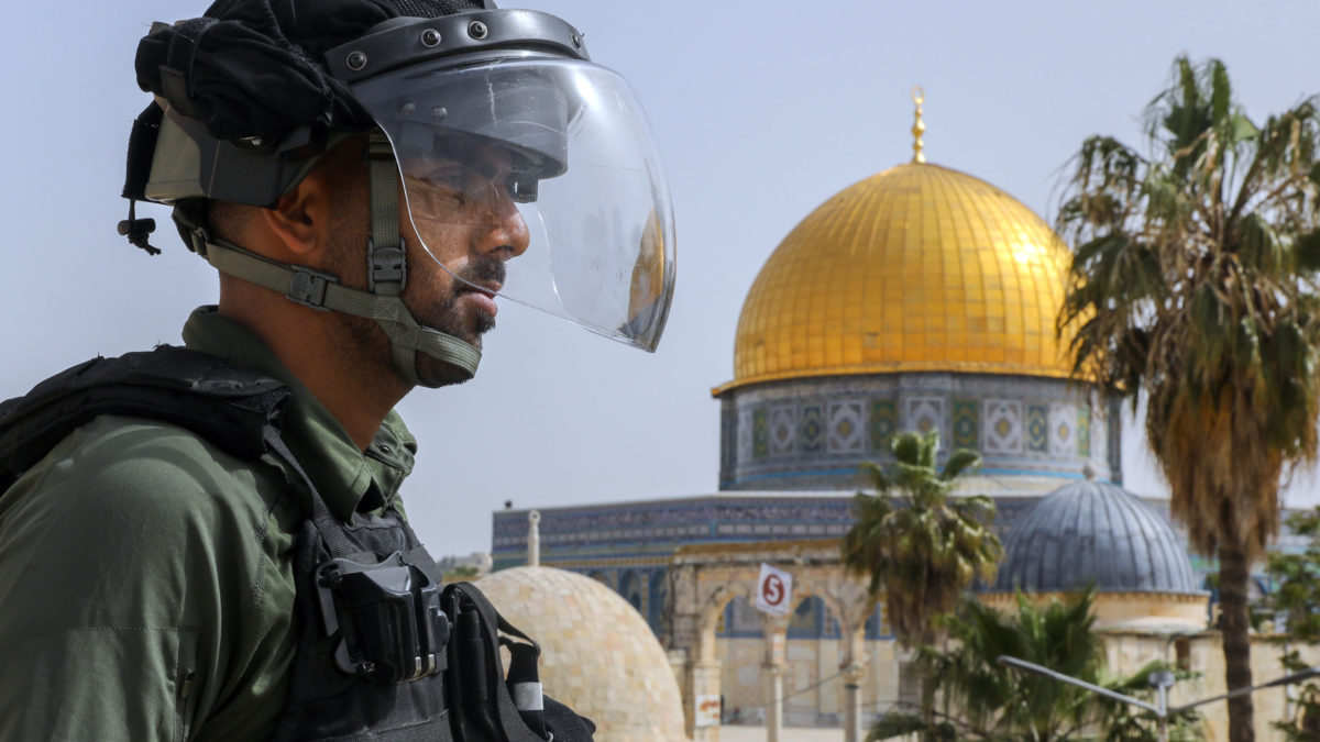 Musulmanes hacen sonar la alerta de cohetes desde los altavoces de la mezquita en el Monte del Templo