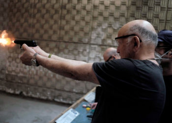 El ministro de policía Barlev suaviza los requisitos de la licencia de armas para ex policías