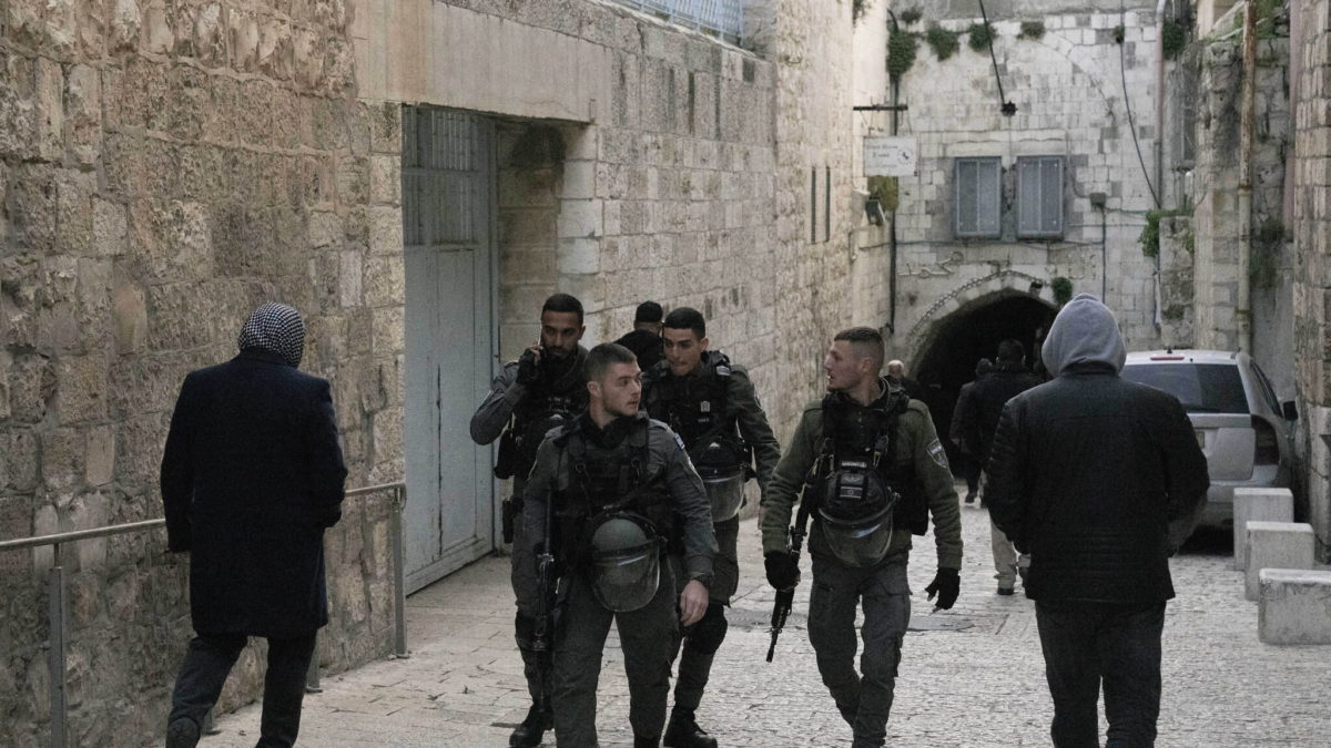 La Policía de Fronteras patrulla en la Ciudad Vieja de Jerusalén tras un ataque cercano, el 6 de marzo de 2022 (AP Photo/Maya Alleruzzo)