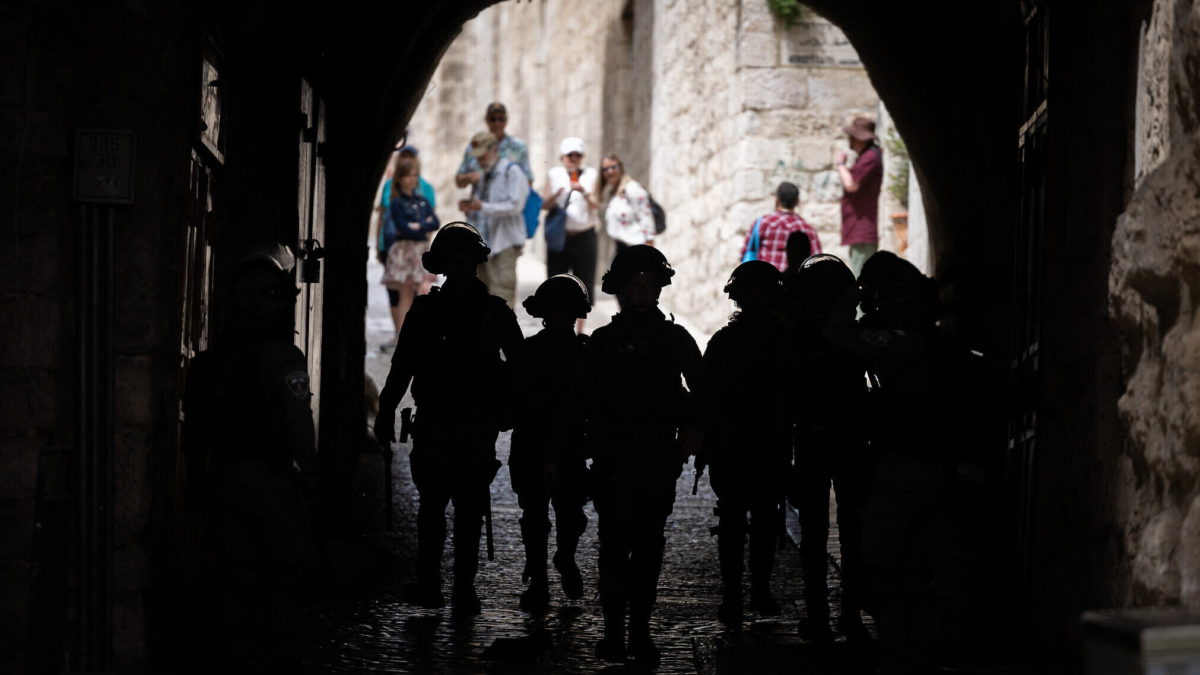 Agentes de la policía israelí en el Monte del Templo en la Ciudad Vieja de Jerusalén, el 17 de abril de 2022. (Yonatan Sindel/Flash90)