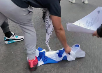 Propalestinos atacan a un hombre que ondeaba una bandera israelí en Nueva York