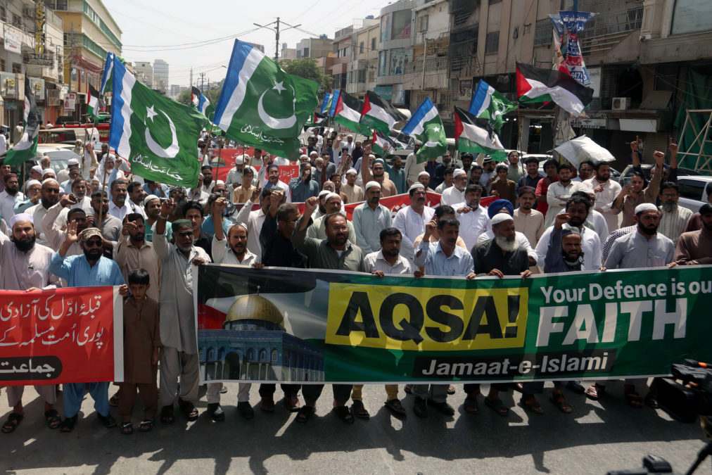 Manifestaciones en Bangladesh y Pakistán en apoyo a los musulmanes que atacan a la policía israelí en el Monte del Templo en Jerusalén