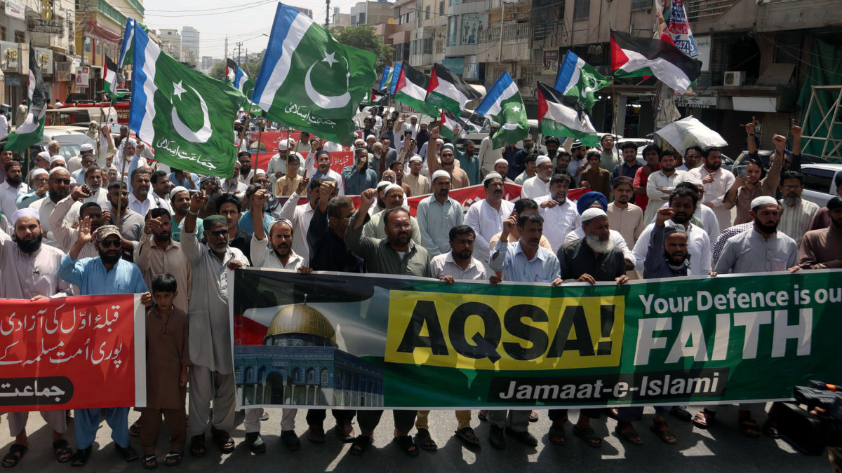 Simpatizantes del grupo islámico "Jamaat-e-Islami" participan en una concentración para mostrar su solidaridad con los islamistas palestinos que atacan a la policía israelí, el viernes 22 de abril de 2022, en Karachi, Pakistán. (AP Photo/Fareed Khan)