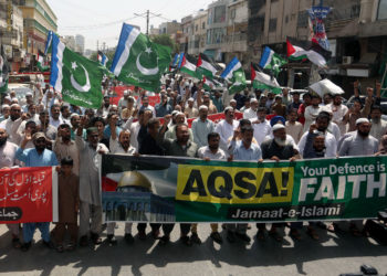 Simpatizantes del grupo islámico "Jamaat-e-Islami" participan en una concentración para mostrar su solidaridad con los islamistas palestinos que atacan a la policía israelí, el viernes 22 de abril de 2022, en Karachi, Pakistán. (AP Photo/Fareed Khan)