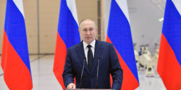 El ejército ruso amenaza con atacar los “centros de decisión” de Kiev