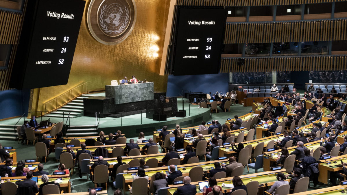 Un recuento de votos de la resolución para afirmar la suspensión de la Federación Rusa del Consejo de Derechos Humanos de las Naciones Unidas se muestra durante una reunión de la Asamblea General de las Naciones Unidas, el jueves 7 de abril de 2022, en la sede de las Naciones Unidas. (AP Photo/John Minchillo)
