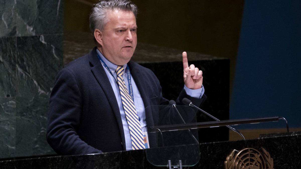Sergiy Kyslytsya, Representante Permanente de Ucrania ante las Naciones Unidas, habla durante una reunión de la Asamblea General de las Naciones Unidas, el jueves 7 de abril de 2022, en la sede de las Naciones Unidas. (AP Photo/John Minchillo)