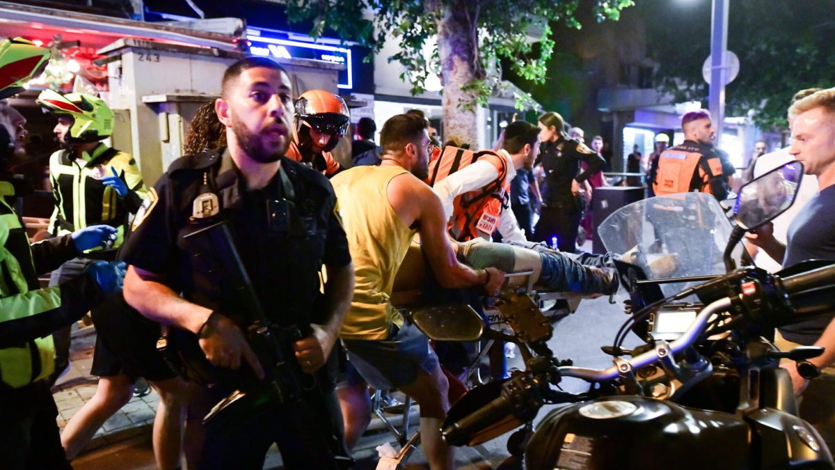 Policía y personal de rescate en el lugar del atentado terrorista en la calle Dizengoff, en el centro de Tel Aviv. (Avshalom Sassoni/FLASH90)