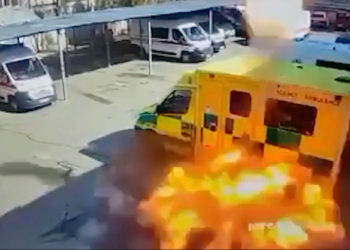 Misil ruso alcanza una ambulancia en un hospital infantil ucraniano