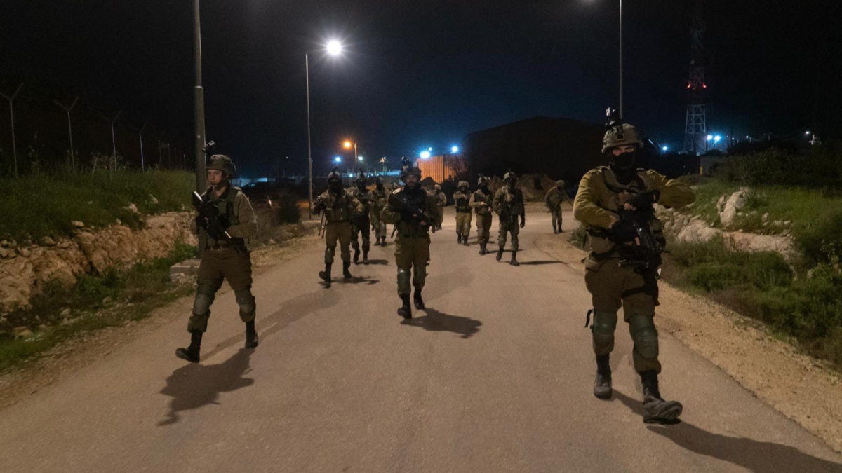 Soldados de las FDI son vistos operando en Judea y Samaria, en una imagen publicada por el ejército el 2 de abril de 2022. (Fuerzas de Defensa de Israel)