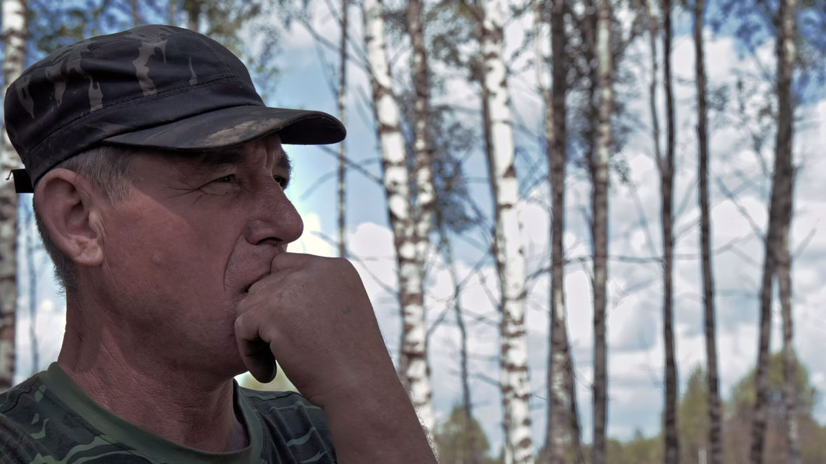 Sergey reflexiona mientras sale a desenterrar restos de soldados rusos de la Segunda Guerra Mundial en los bosques que rodean Yelnya (Rusia), como se ve en el documental de Dmitry Bogolyubov, “Town of Glory”. (Cortesía de First Hand Films)