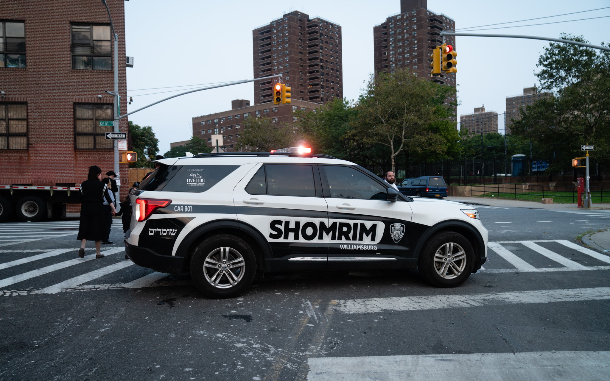 El grupo de defensa del vecindario Shomrim en el barrio de Williamsburg en Brooklyn, Nueva York, el 15 de septiembre de 2021. (Luke Tress/Times of Israel)