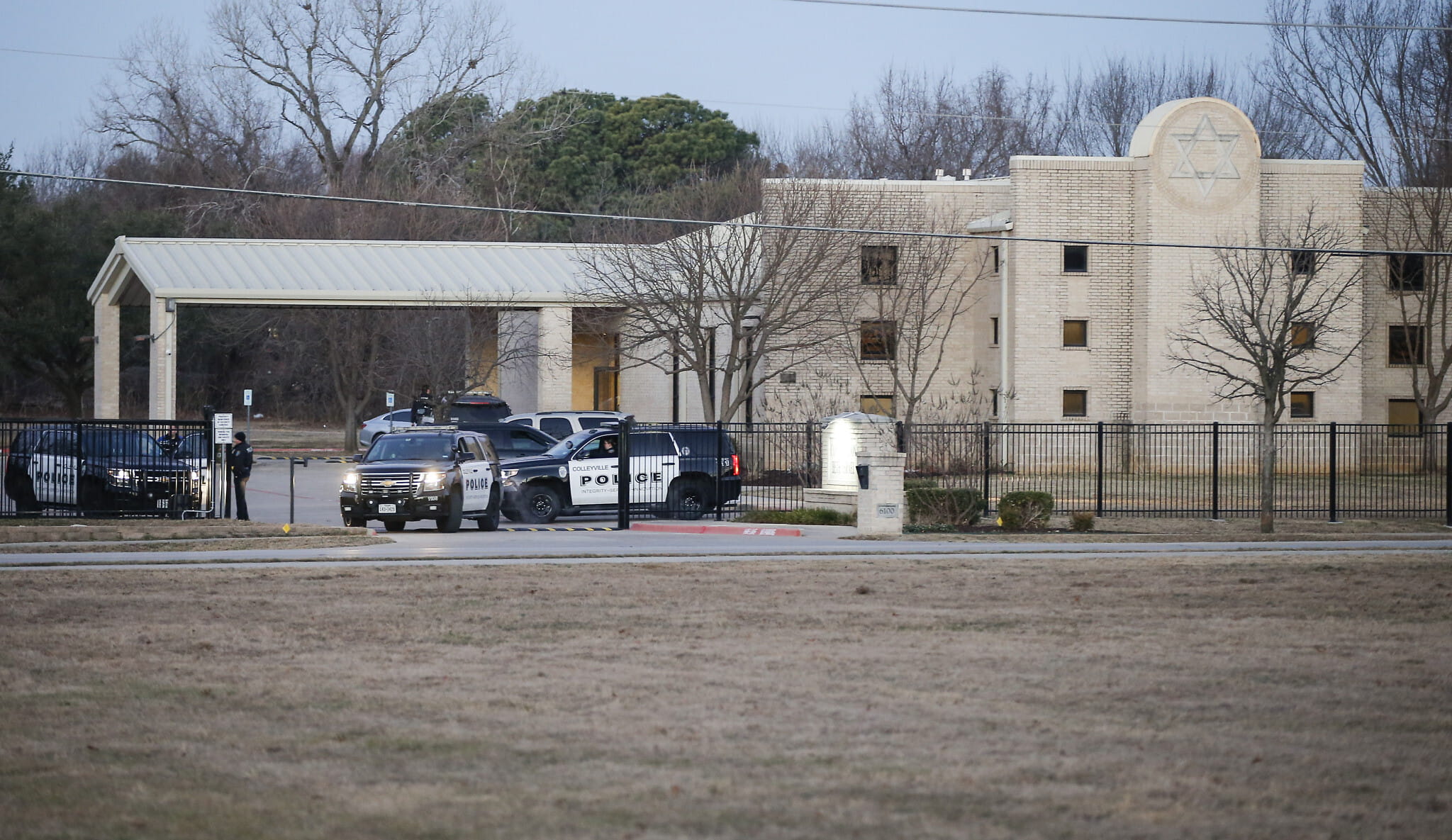 La policía se encuentra frente a la sinagoga Congregation Beth Israel, el domingo 16 de enero de 2022, en Colleyville, Texas. Un hombre mantuvo a los rehenes durante más de 10 horas el sábado dentro del templo. Los rehenes pudieron escapar y el secuestrador fue asesinado. (AP Photo/Brandon Wade)