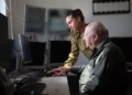 Superviviente del Holocausto y su nieta activan la sirena del Día del Recuerdo del Holocausto