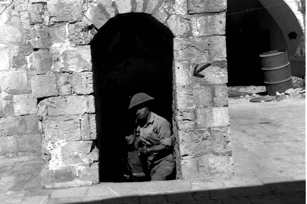 Tropas israelíes en el monte Sión, a las afueras de las murallas de la Ciudad Vieja, 1948. (crédito: National Photo Archive)