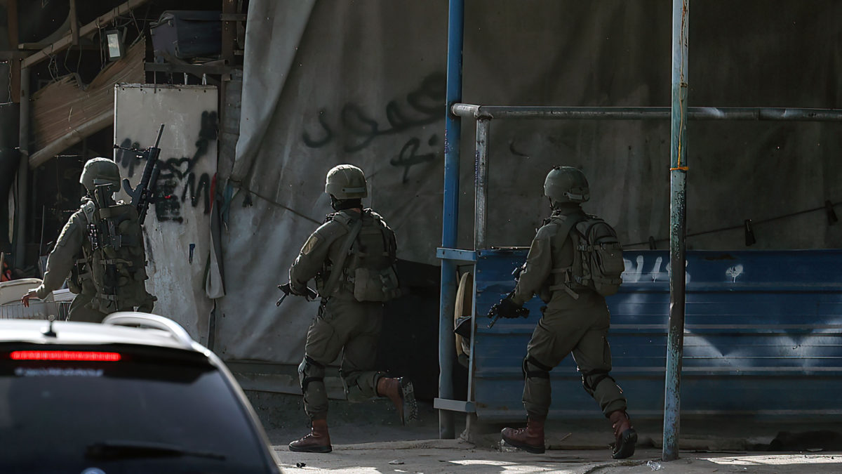 Soldados de las FDI en Nur Shams el 10 de abril de 2022, durante una redada en busca de sospechosos de terrorismo (JAAFAR ASHTIYEH / AFP)