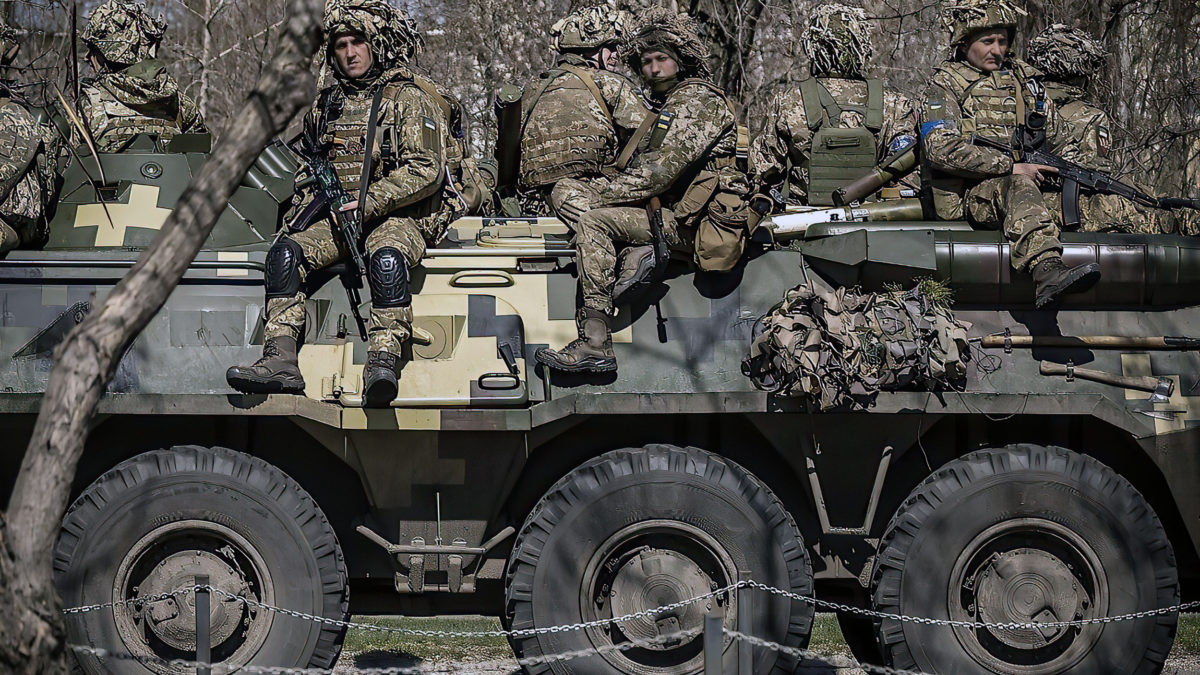 Soldados ucranianos sentados en un vehículo militar blindado en la ciudad de Severodonetsk, región de Donbás, el 7 de abril de 2022. (Fadel Senna/AFP)