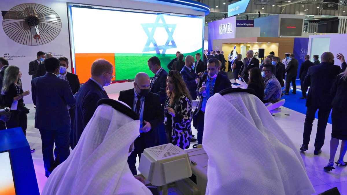 La gente visita el stand israelí en el Salón Aeronáutico de Dubái en Dubái, Emiratos Árabes Unidos, el 15 de noviembre de 2021. (AP Photo/Jon Gambrell)