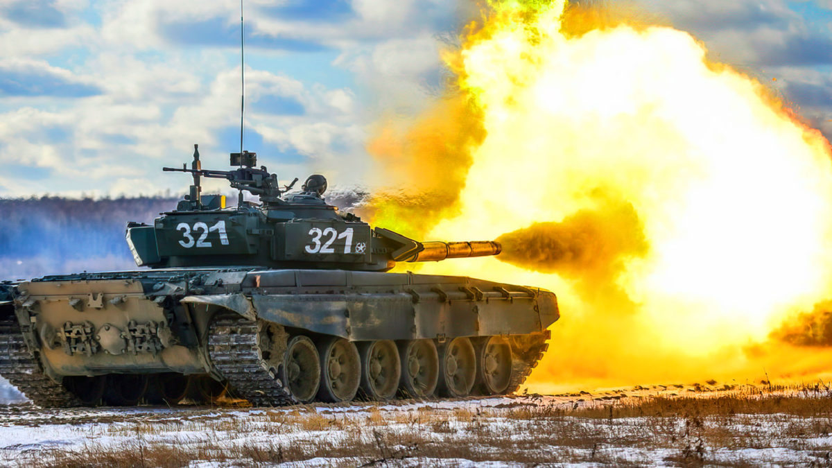 Tanque ruso T-90 disparando su cañón principal. Crédito de la imagen: Ministerio de Defensa ruso.